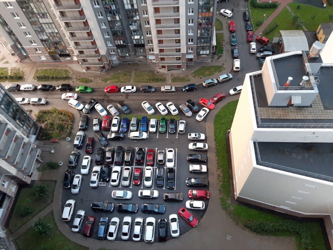 Жить на 23 этаже. ЖК Ласточкино гнездо Санкт-Петербург парковка. ЖК Ласточкино гнездо парковка. Парковка во дворе. Стоянка автомобилей.