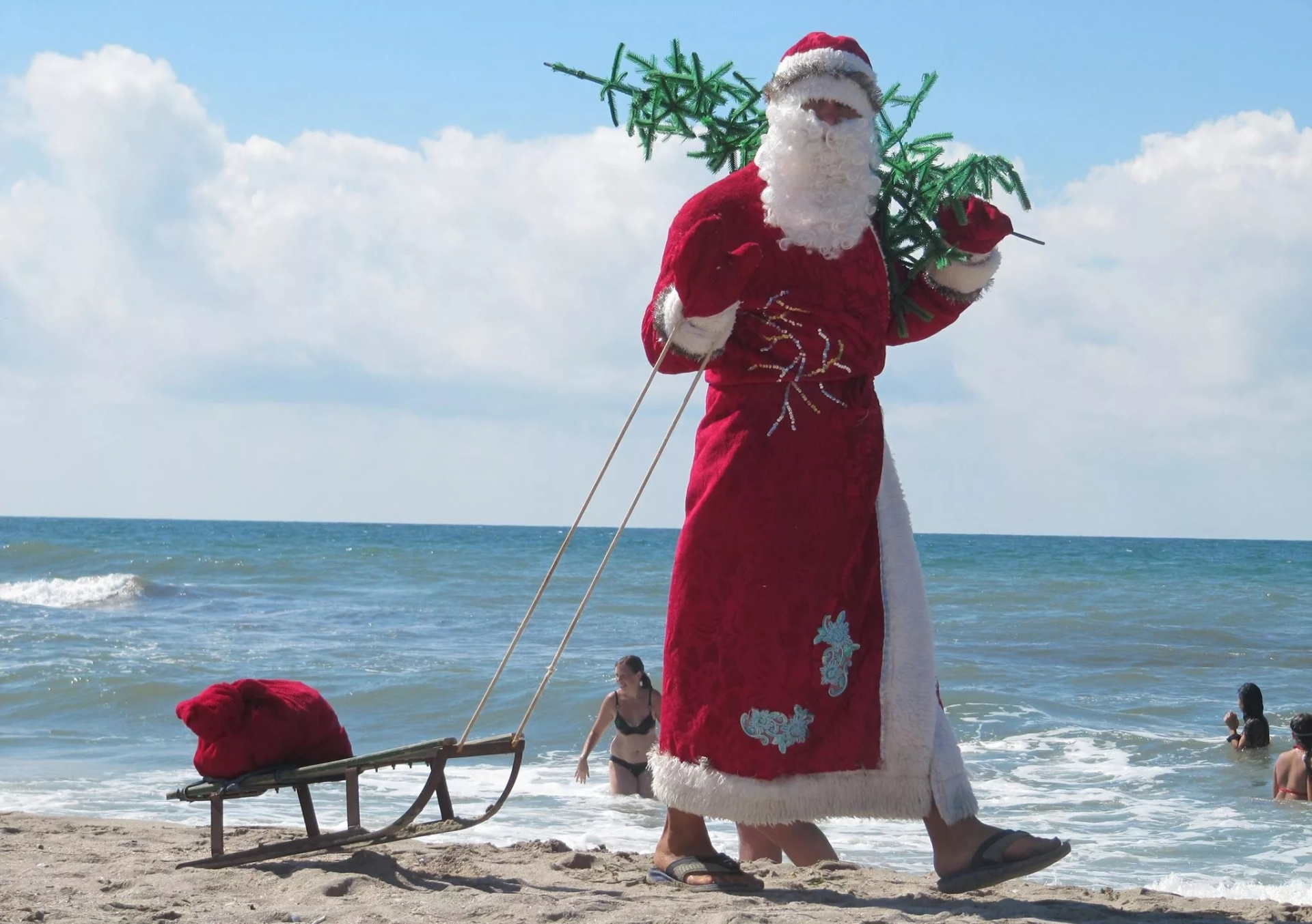 Santa под. Креативный дед Мороз. Смешной дед Мороз. Новый год на море. Дед Мороз летом.